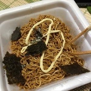 市販のインスタントラーメンで☆具なしソース焼きそば